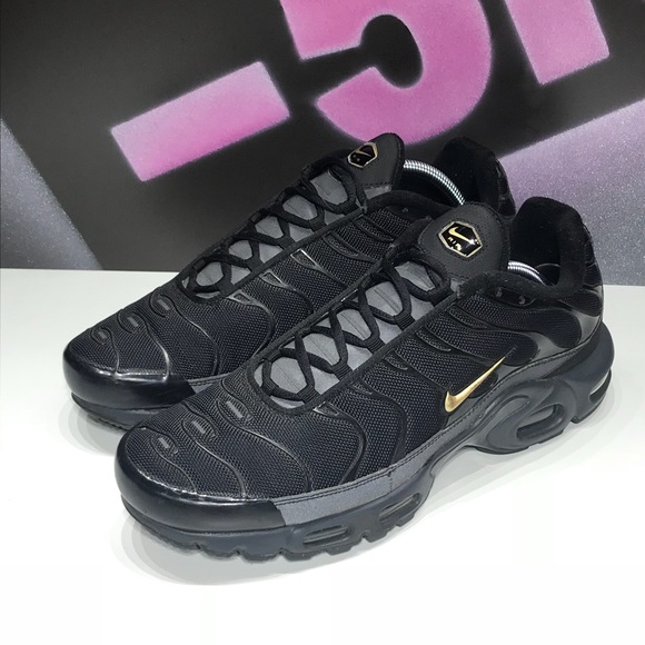 air max plus tn black metallic gold